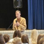 Lutz van Dijk in der Aula des Schulzentrum Odenthal